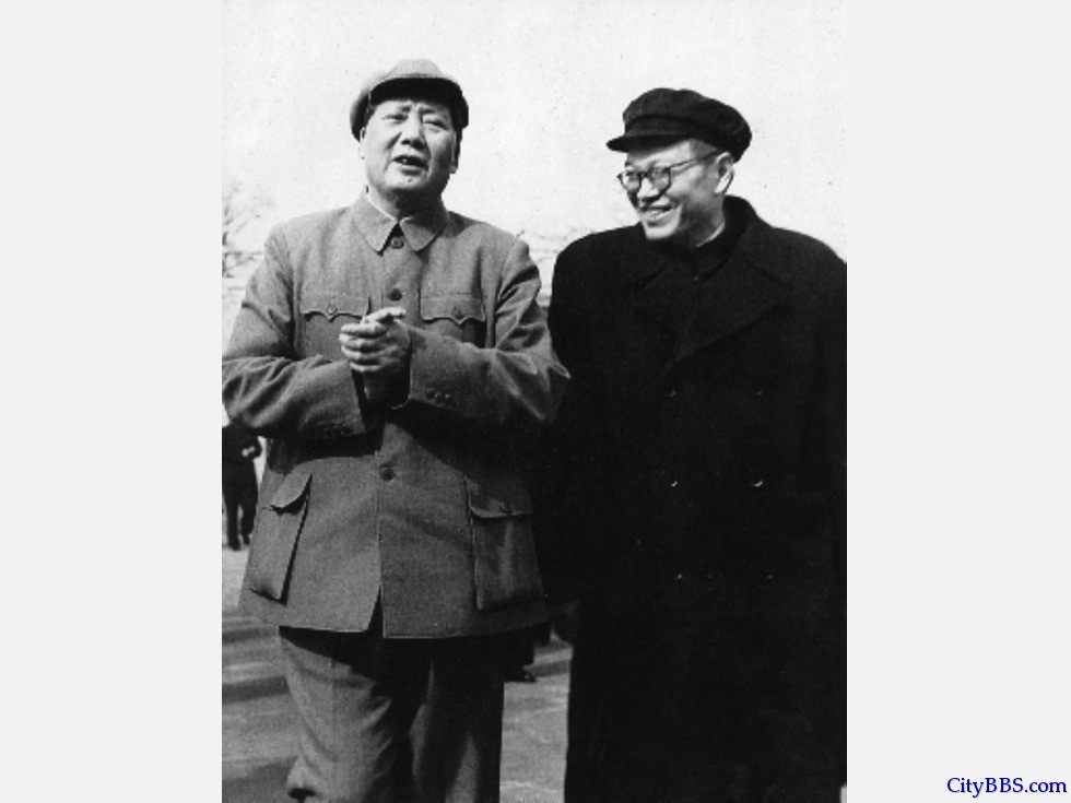 1955年，张闻天与毛泽东在一起