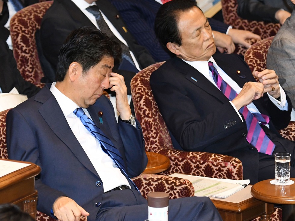 民调支持率跌破30% 安倍晋三已步入下台危局