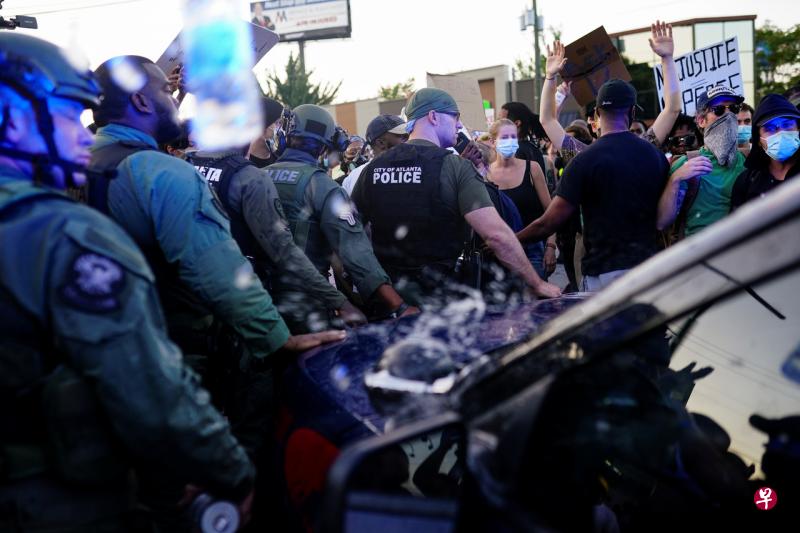 美国又一名黑人遭到白人警察执法中枪击致命