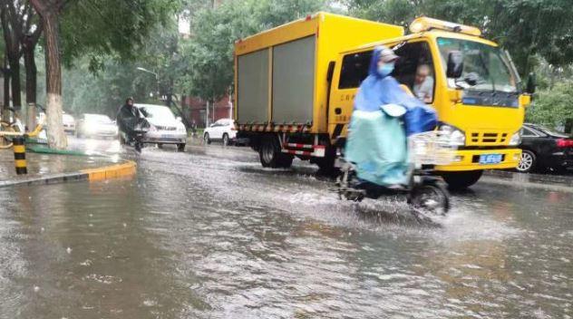 北京今天暴雨继续，路面积水严重