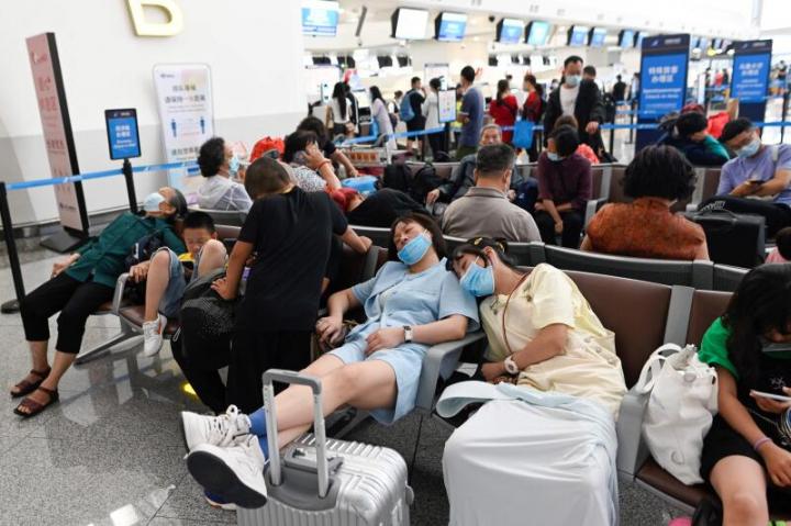 乘客在机场候机时休息