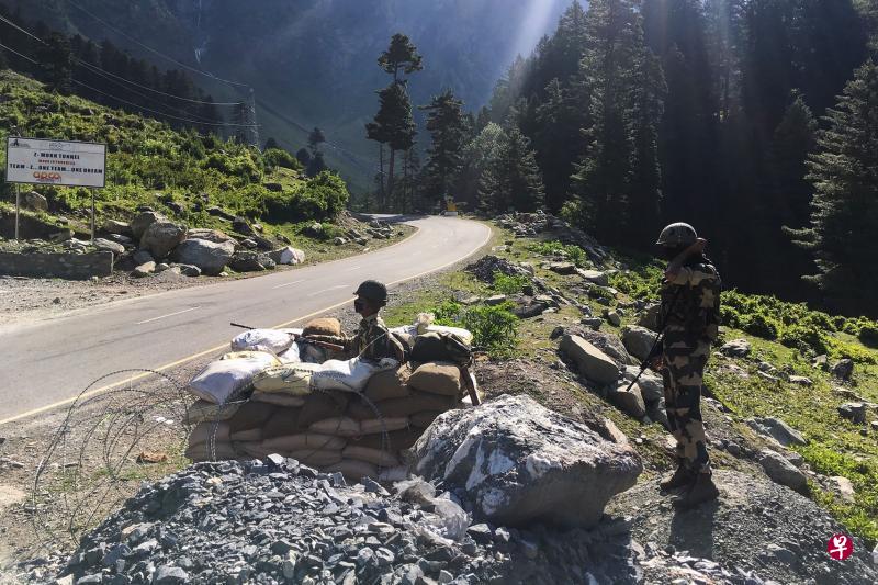 士兵去年在通往与中国接壤的列城的告诉公路站岗
