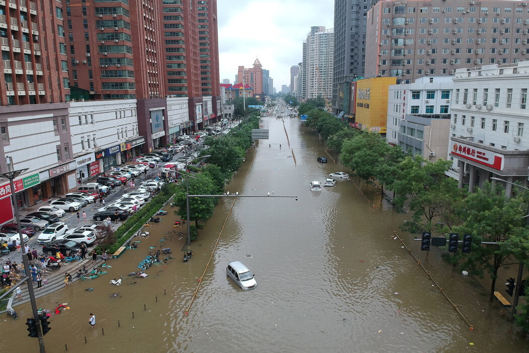 中国河南省会城市郑州的暴雨引发了洪水