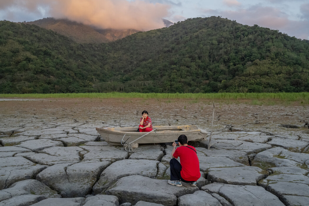 游客今年5月在台湾台中的日月潭，干旱导致了日月潭干涸