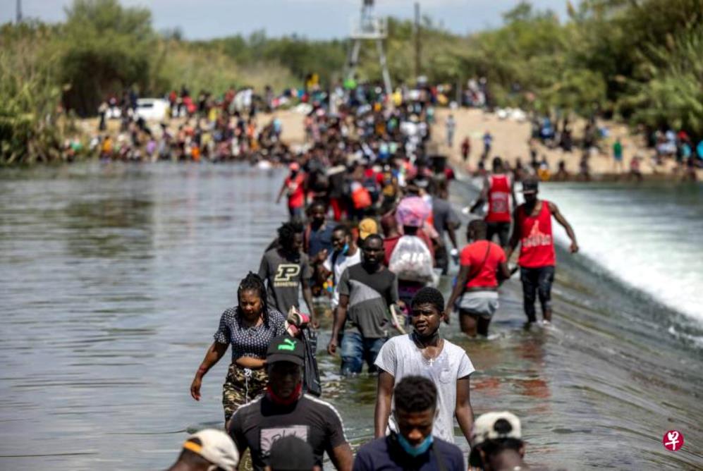 数千名海地人上周六（18日）涉水过河来到美国