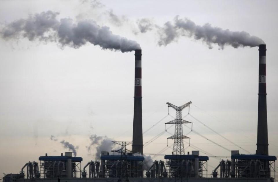 湖北武汉，一家热电厂烟囱排放的烟尘