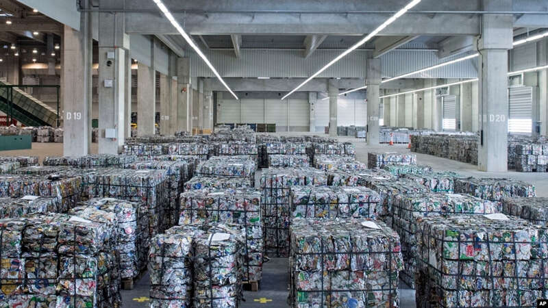 堆积在德国一家回收工厂的废旧铝罐