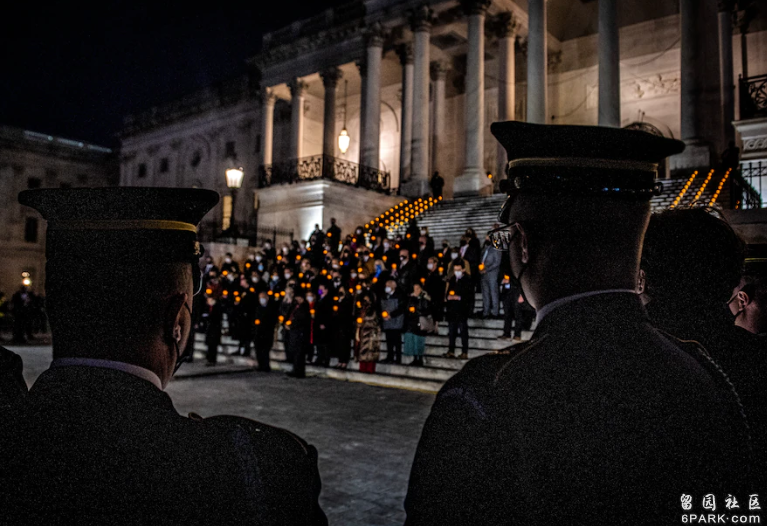 立法者在 2021 年 1 月 6 日袭击周年纪念日在国会大厦举行烛光守夜活动
