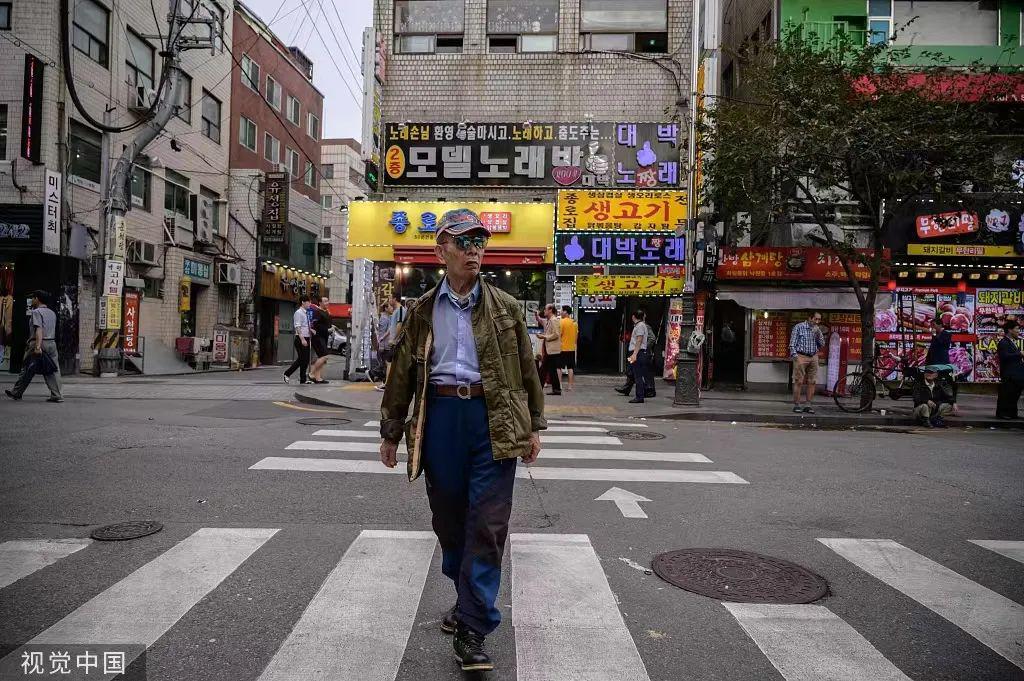 韩国首尔街头的老人