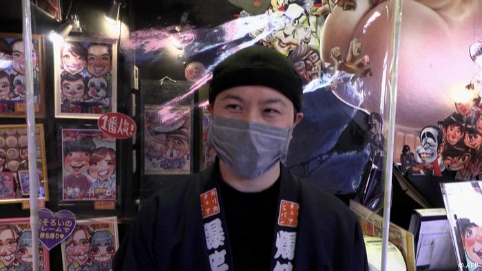 在东京的浅草游客区，漫画家东谷正志
