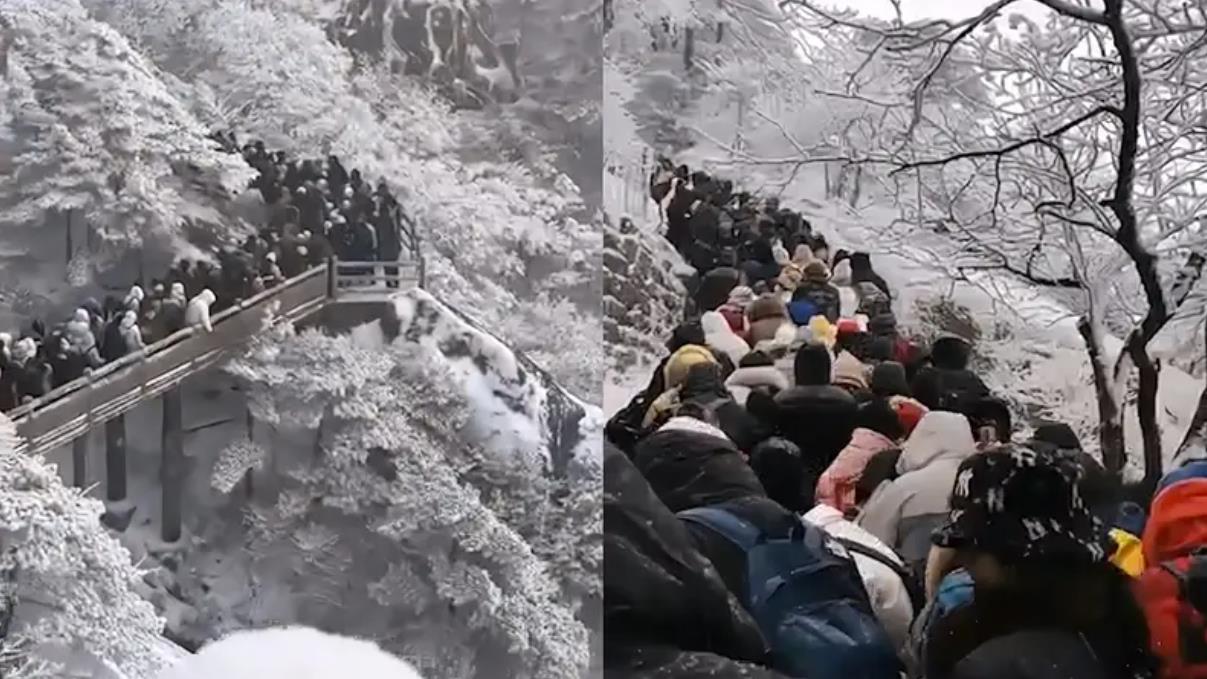 春节期间，中国黄山游客遇雪排队下山