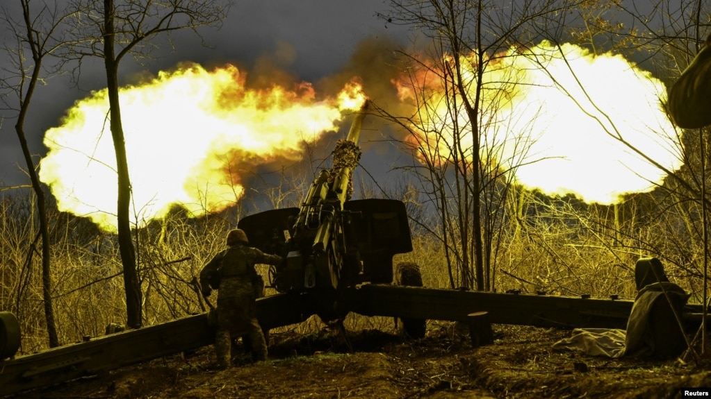 乌克兰军人在扎波罗热州前沿阵地向俄军发射2A65Msta-B榴弹炮