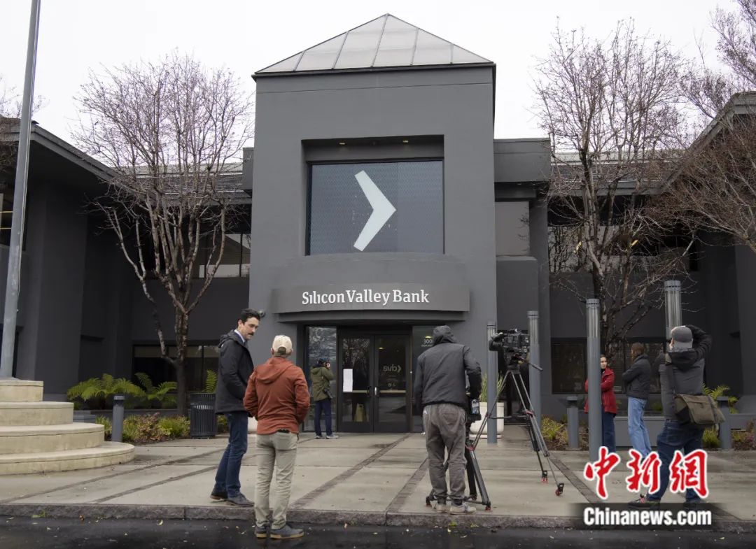 2023年3月10日，记者在美国加州圣克拉拉市硅谷银行总部门前采访