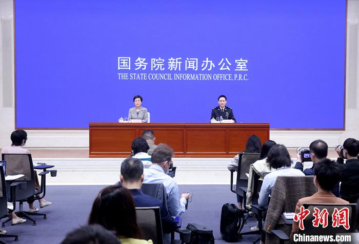 中国国务院新闻办公室在北京举行新闻发布会，海关总署新闻发言人、统计分析司司长吕大良介绍2023年一季度进 ...