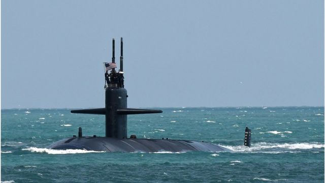 一艘核动力美国海军潜艇驶入卡纳维拉尔港的海军港口