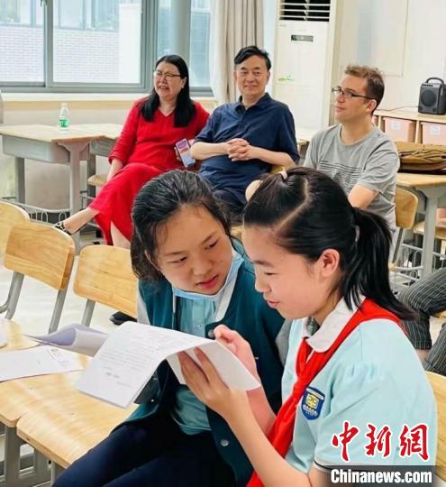 在刘成(后排右二)与同仁们的努力下，和平教育课程在南京部分中学已进行了3年，并成为学校固定的校本课程 ...