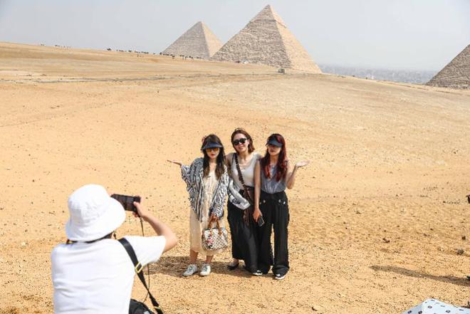 中国游客在埃及吉萨金字塔景区游览拍照