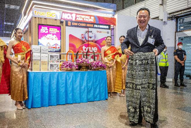泰国国家旅游局局长育他沙展示送给中国游客的礼品