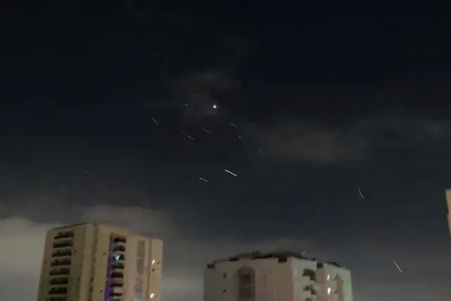 4月14日凌晨在以色列特拉维夫上空拍摄的以色列防空系统启动拦截的画面