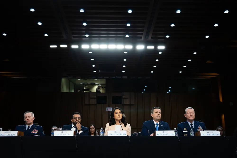 五位身着商务正装或军装的美国政府官员并肩坐在一张长桌旁