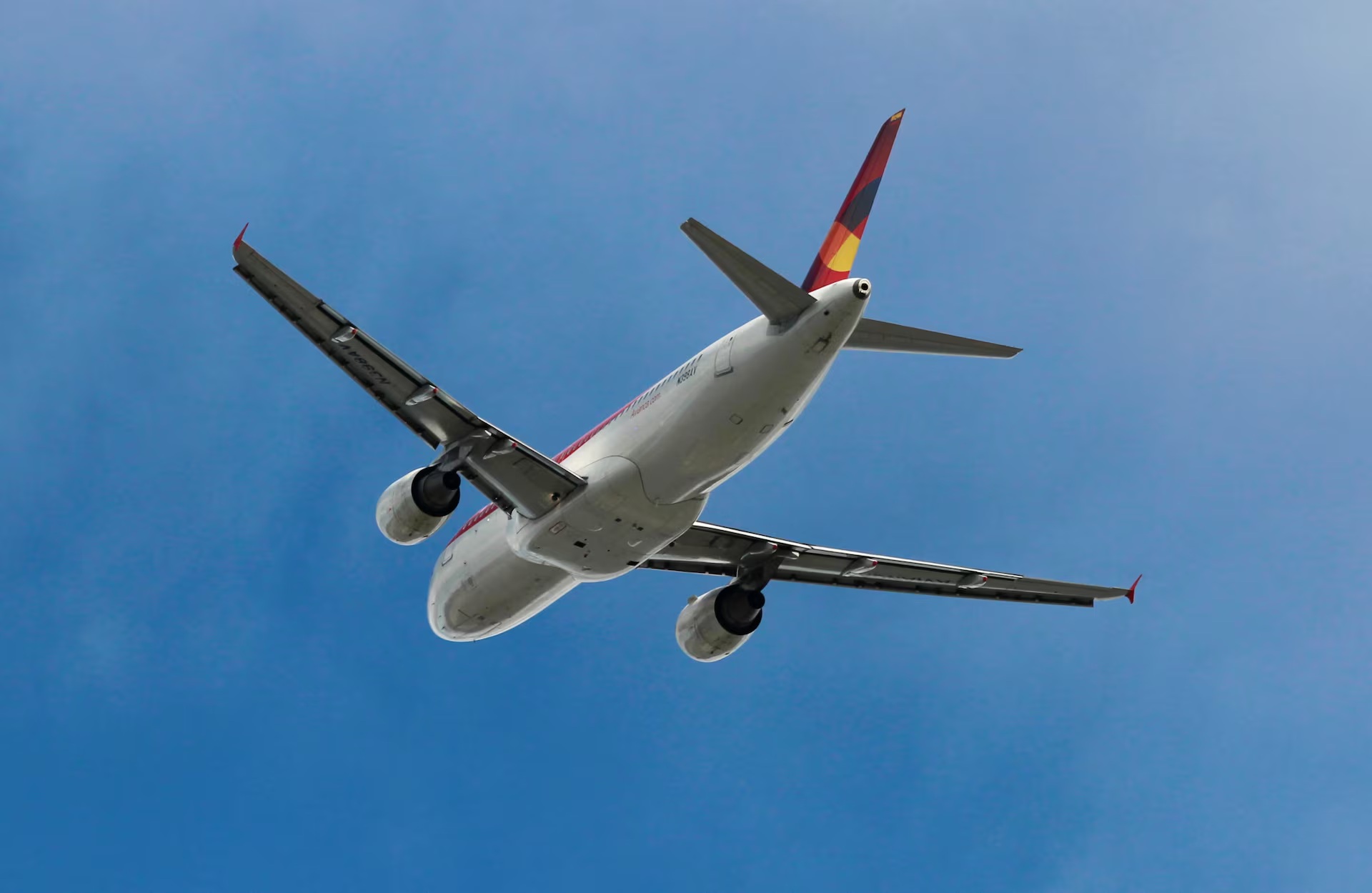 哥伦比亚航空公司Avianca的一架空客320-200飞机从哥伦比亚波哥大的埃尔多拉多机场起飞 ...
