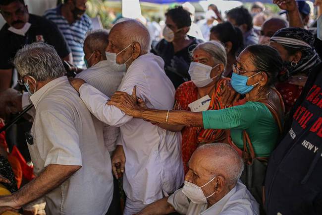 印度各地医用氧气短缺致众多患者死亡，医疗系统陷入危机状况