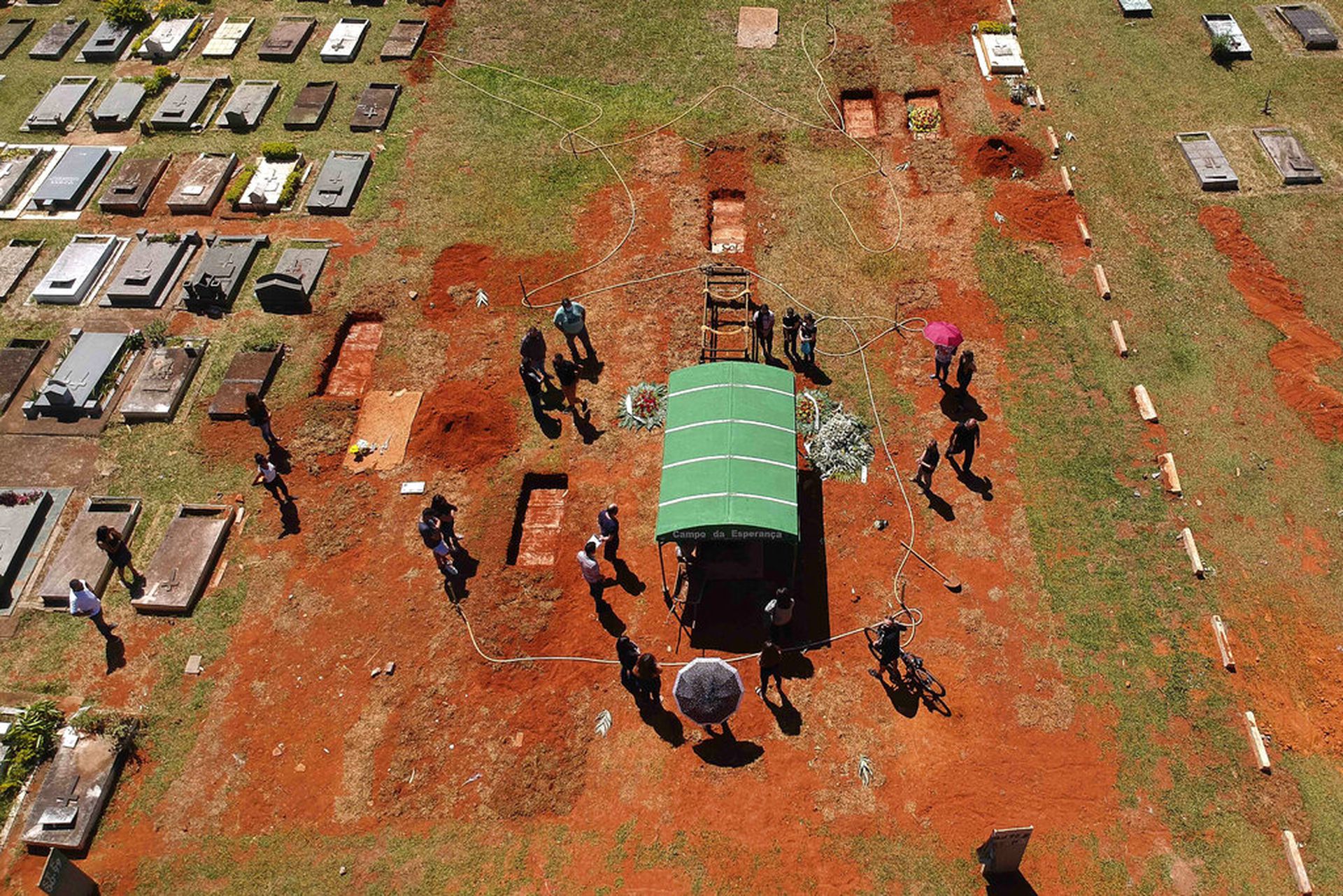 巴西巴西利亚的民众在墓园为死于新冠肺炎并发症的亲人举行葬礼