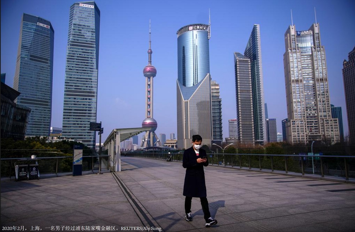 2020年2月，上海，一名男子经过浦东陆家嘴金融区