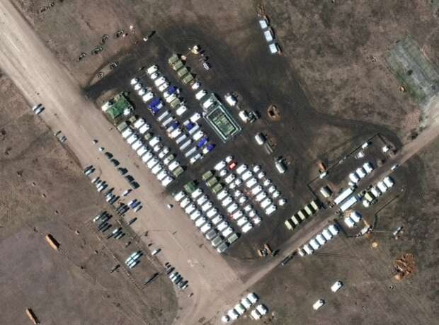 卫星图像显示了周四在克里米亚Oktyabrskoye空军基地的部队和设备