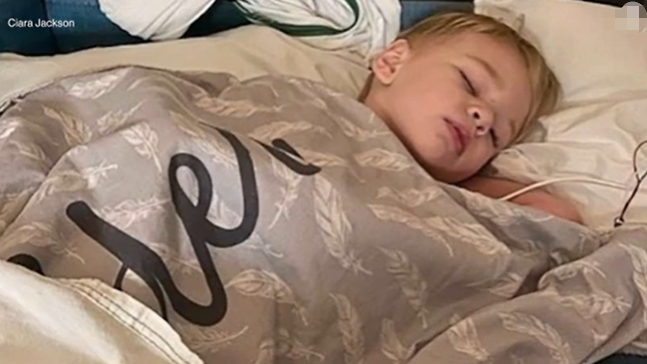 他同时感染了鼻病毒、肠道病毒和腺病毒