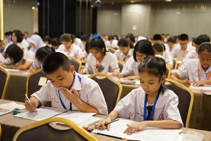 这是泰国学生在泰国宋卡府合艾市参加中文书写比赛