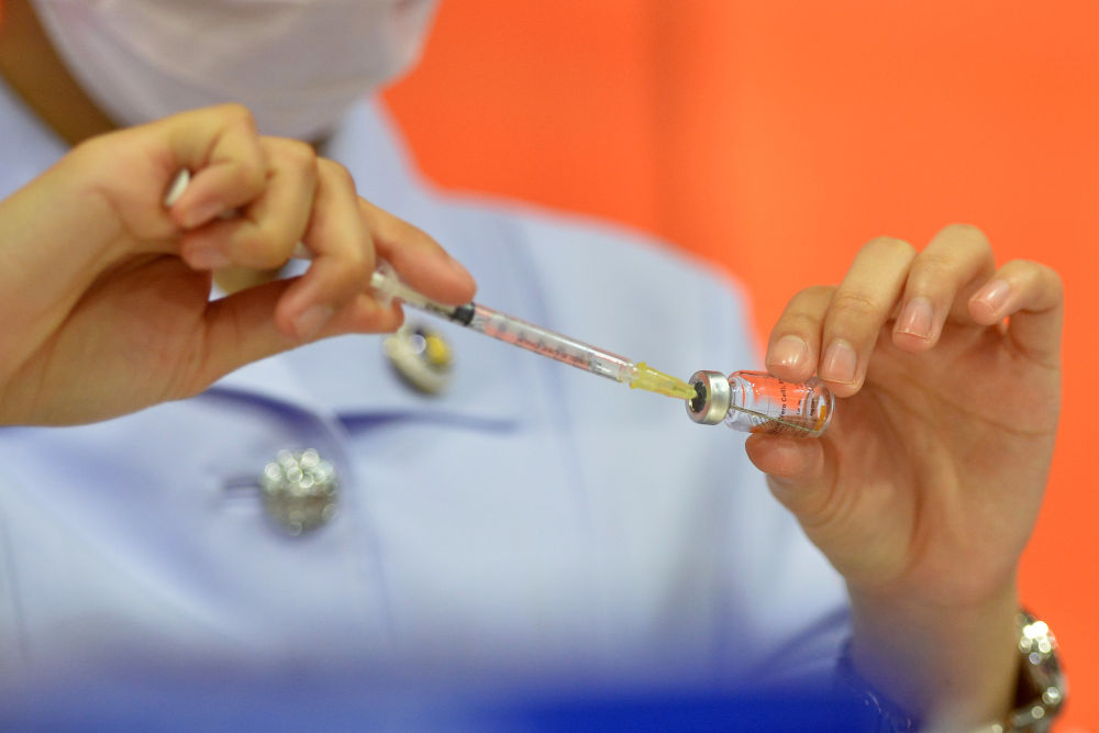 医护人员在泰国曼谷为民众接种中国科兴新冠疫苗