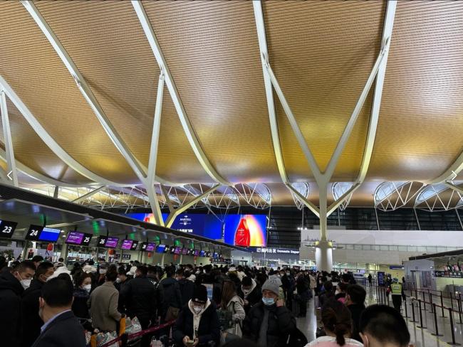 浦东机场清晨已有大批旅客