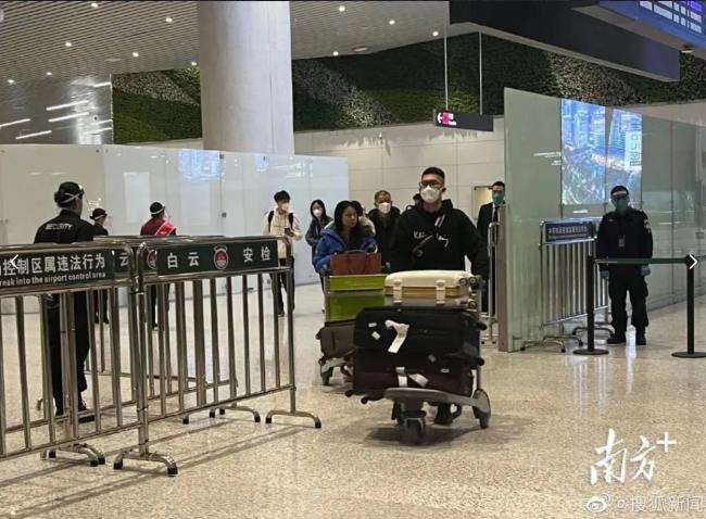 自加拿大飞抵广州的旅客“抢头香”成为首批入境中国不用隔离的旅客