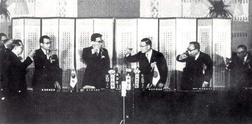 1965年12月18日，韩国外务长官李东元和日本外相椎名悦三郎在政府办公楼长官室庆祝《韩日请求权协定》生效 ...