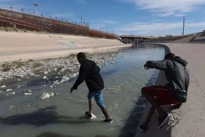 2021年12月7日在墨西哥华雷斯城拍摄的照片显示，移民试图通过美墨边境的布拉沃河进入美国 ...