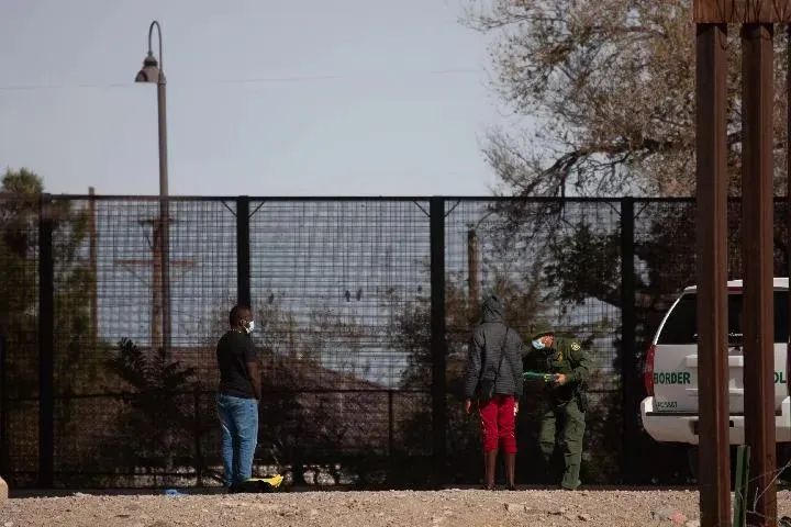 试图翻越边境墙进入美国的移民被美国边境执法人员拦截