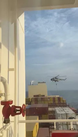 革命卫队成员从一架直升机登上“牡羊座号”（MSC Aries）货轮