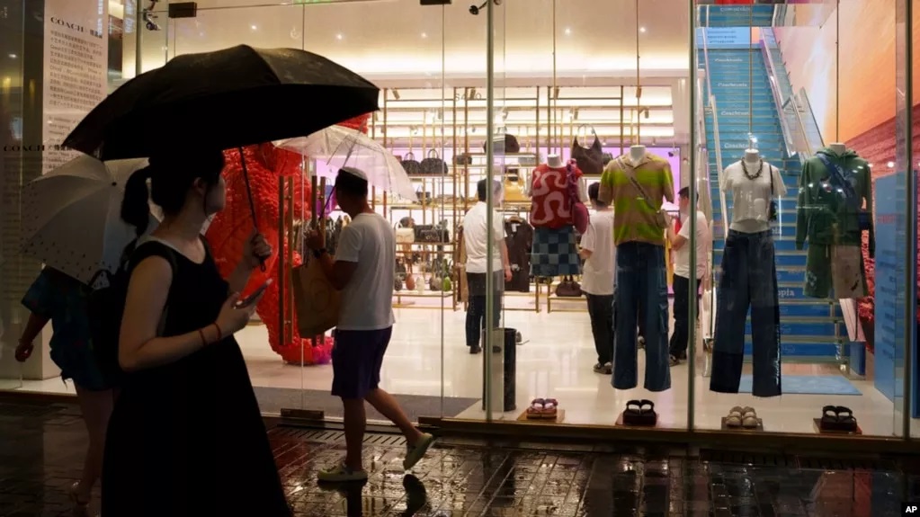 中国顾客漫步在北京三里屯太古里的一家服装店